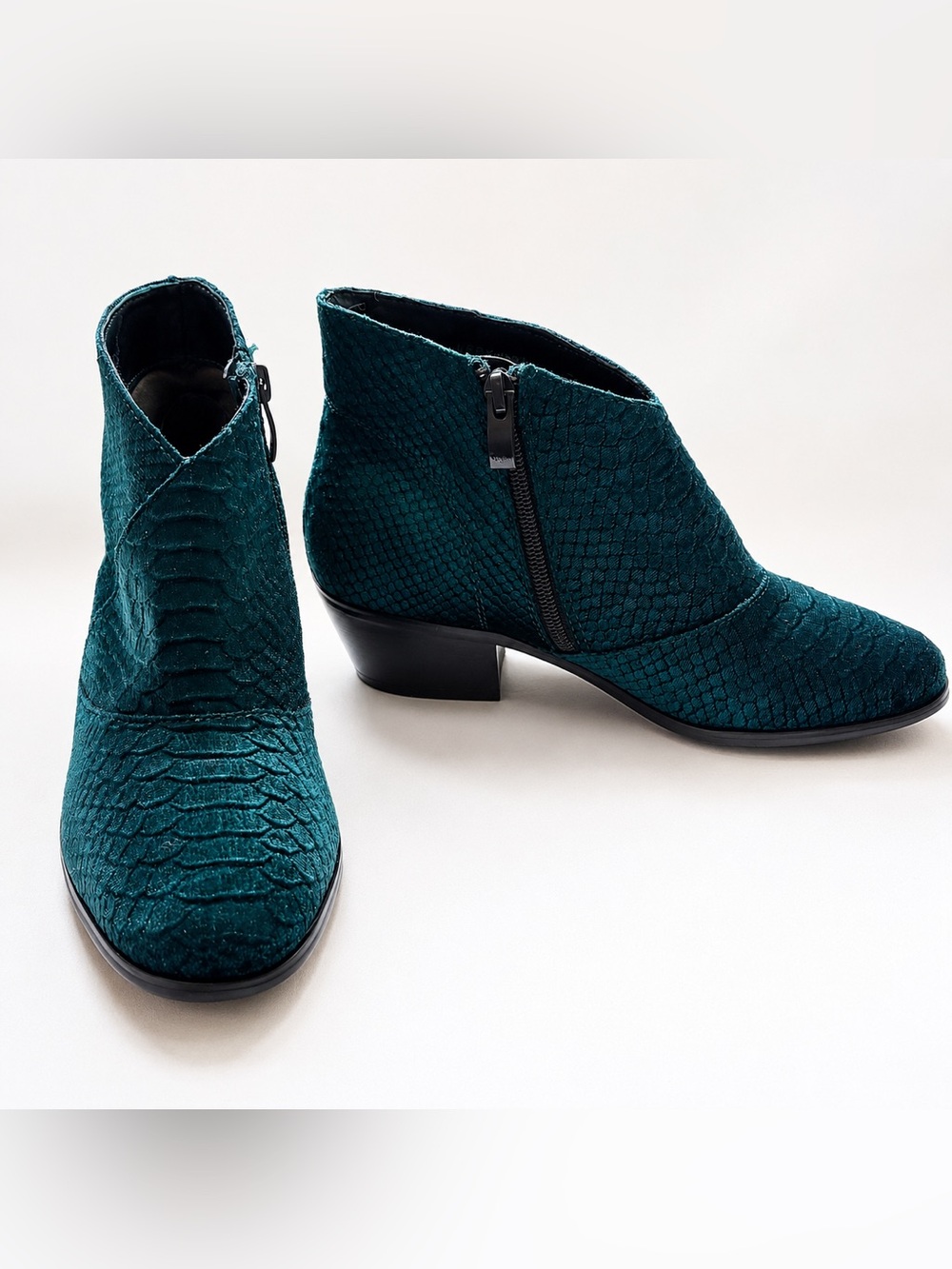 Very Volatile Kyra Emerald Green Textured Velvet Ankle Boots Size 7